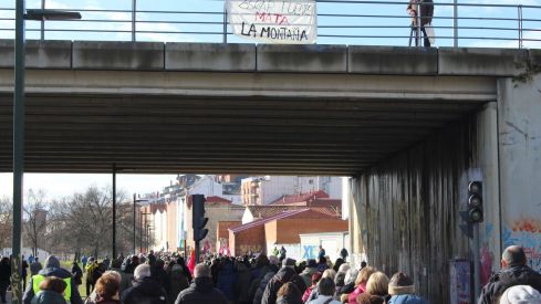 Más de 6.500 personas claman contra el enterramiento de las vías de FEVE en León | José Martín