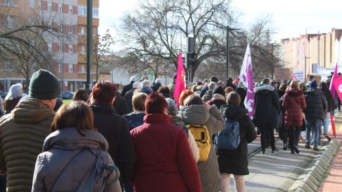 Más de 6.500 personas claman contra el enterramiento de las vías de FEVE en León | José Martín