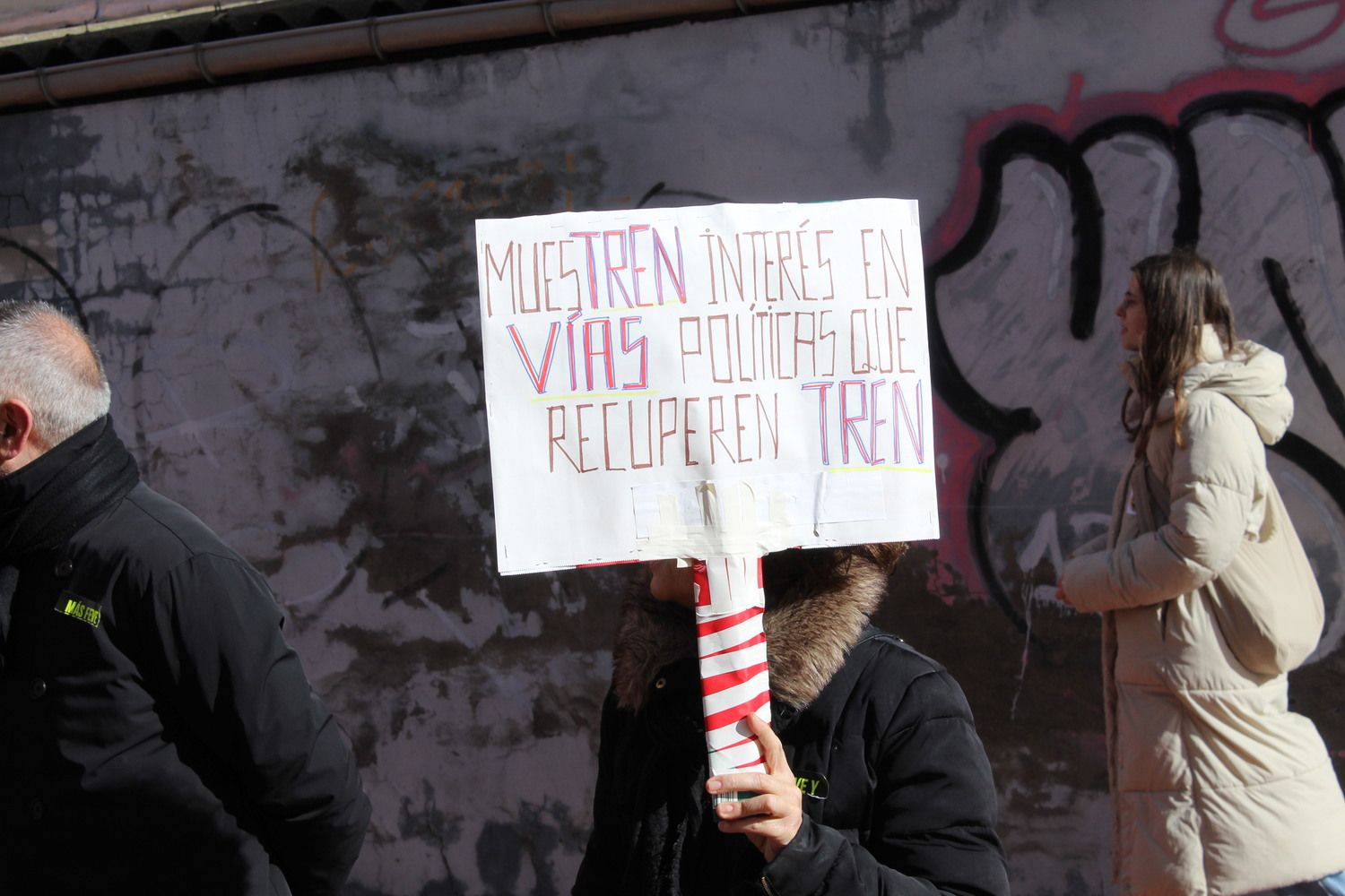 Más de 6.500 personas claman contra el enterramiento de las vías de FEVE en León | José Martín