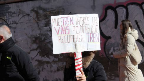 Más de 6.500 personas claman contra el enterramiento de las vías de FEVE en León | José Martín
