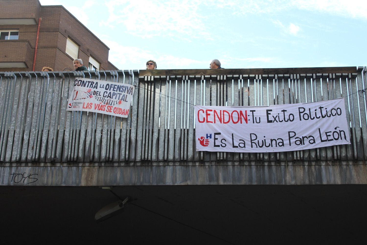 Más de 6.500 personas claman contra el enterramiento de las vías de FEVE en León | José Martín