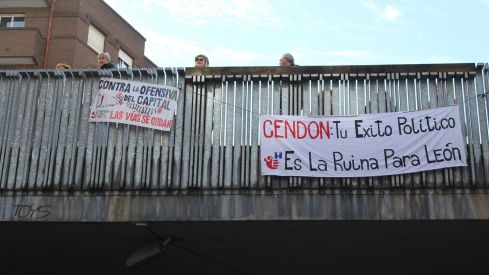 Más de 6.500 personas claman contra el enterramiento de las vías de FEVE en León | José Martín