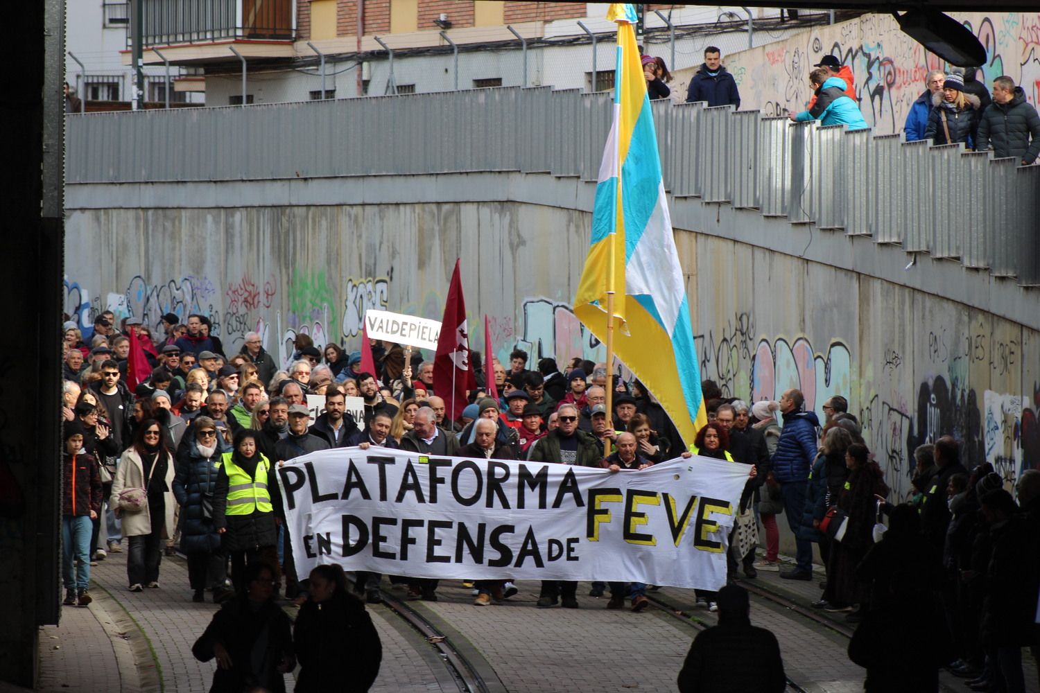 Más de 6.500 personas claman contra el enterramiento de las vías de FEVE en León | José Martín