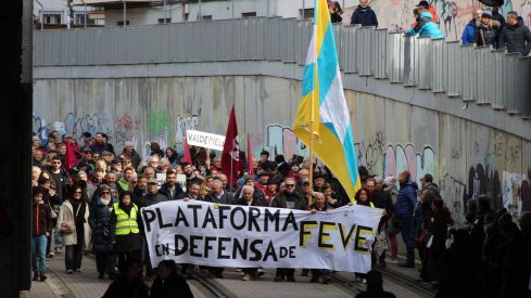 Más de 6.500 personas claman contra el enterramiento de las vías de FEVE en León | José Martín