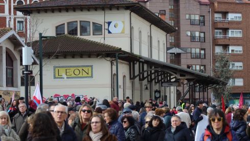 Más de 6.500 personas claman contra el enterramiento de las vías de FEVE en León | José Martín