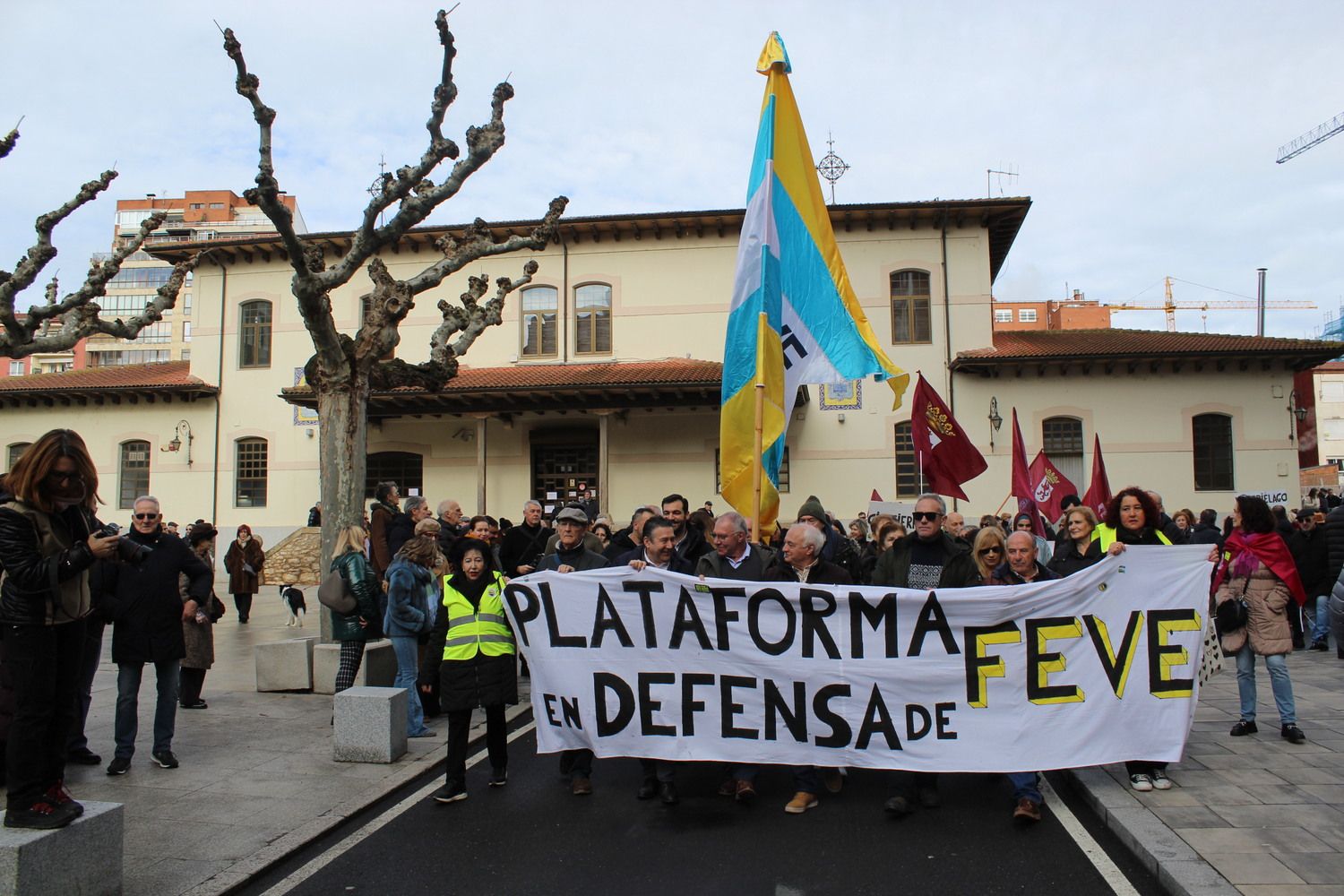 León se vuelca con el FEVE: Miles de personas se plantan para evitar el enterramiento de las vías