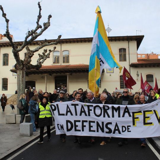 León se vuelca con el FEVE: Miles de personas se plantan para evitar el enterramiento de las vías