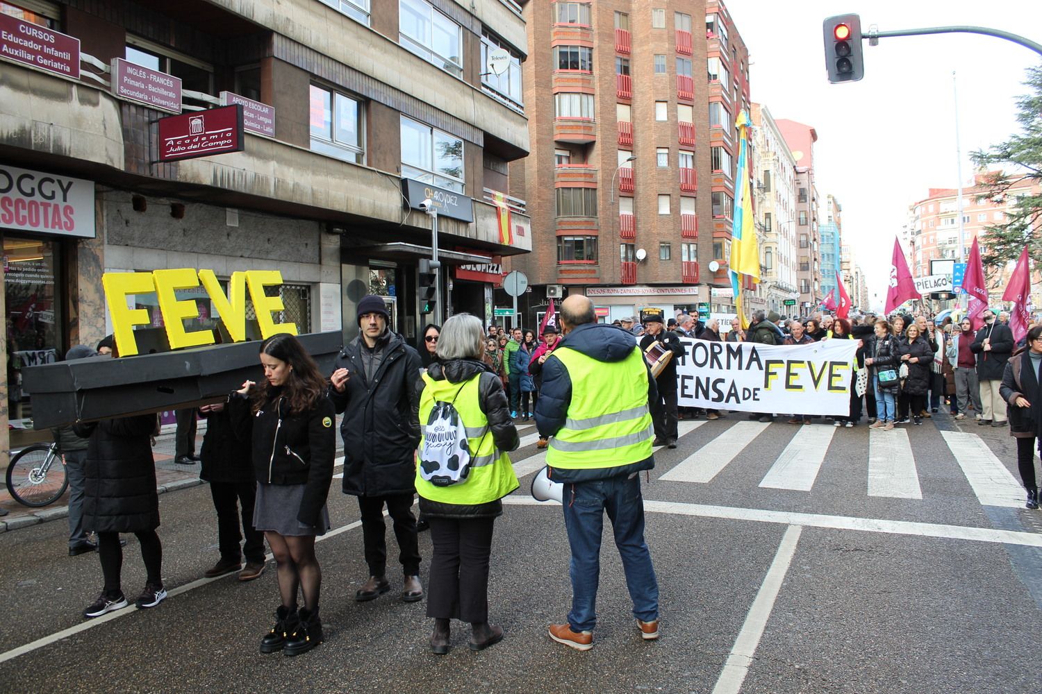 Más de 6.500 personas claman contra el enterramiento de las vías de FEVE en León | José Martín