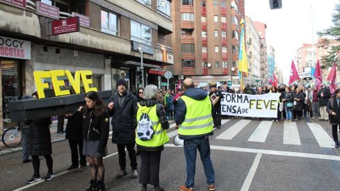 Más de 6.500 personas claman contra el enterramiento de las vías de FEVE en León | José Martín