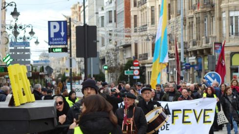 Más de 6.500 personas claman contra el enterramiento de las vías de FEVE en León | José Martín