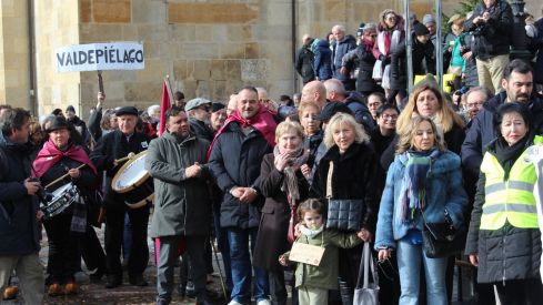 Más de 6.500 personas claman contra el enterramiento de las vías de FEVE en León | José Martín