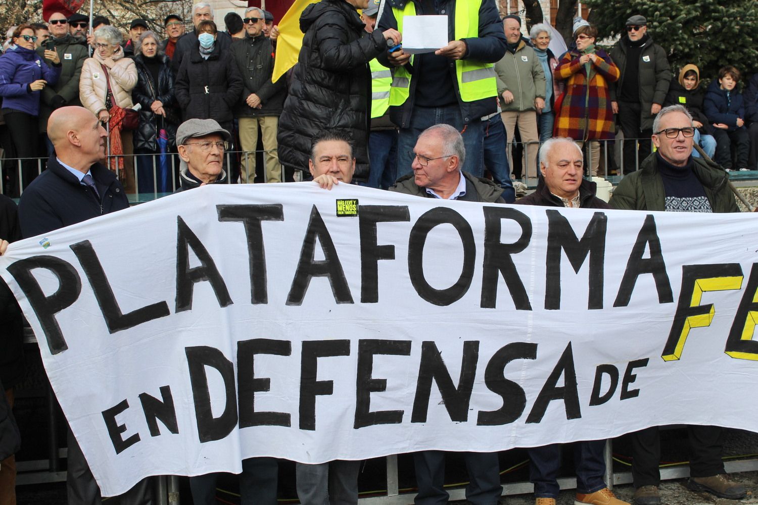 Más de 6.500 personas claman contra el enterramiento de las vías de FEVE en León | José Martín