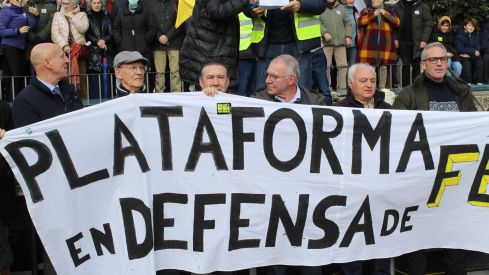 Más de 6.500 personas claman contra el enterramiento de las vías de FEVE en León | José Martín