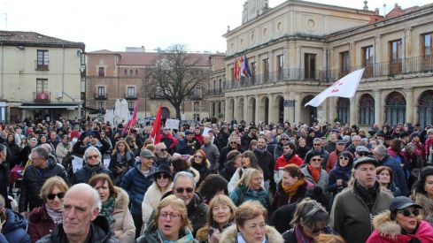 Más de 6.500 personas claman contra el enterramiento de las vías de FEVE en León | José Martín