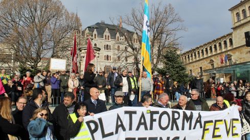 Más de 6.500 personas claman contra el enterramiento de las vías de FEVE en León | José Martín