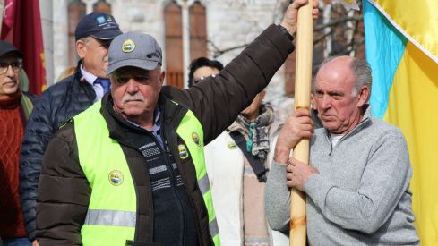 Más de 6.500 personas claman contra el enterramiento de las vías de FEVE en León | José Martín