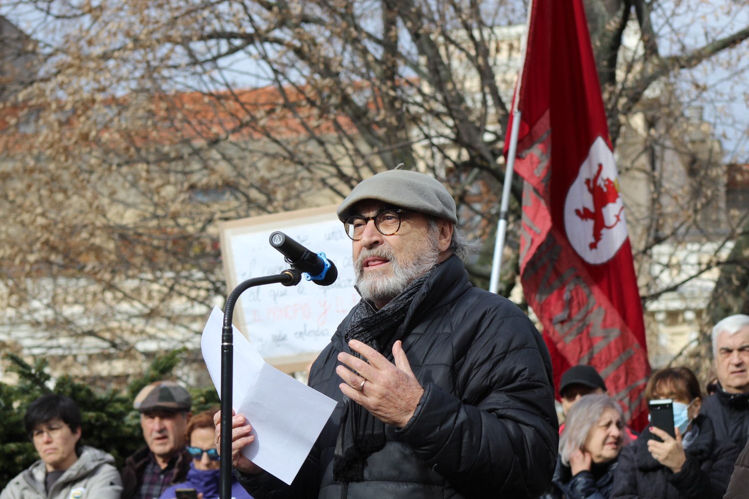 Más de 6.500 personas claman contra el enterramiento de las vías de FEVE en León | José Martín