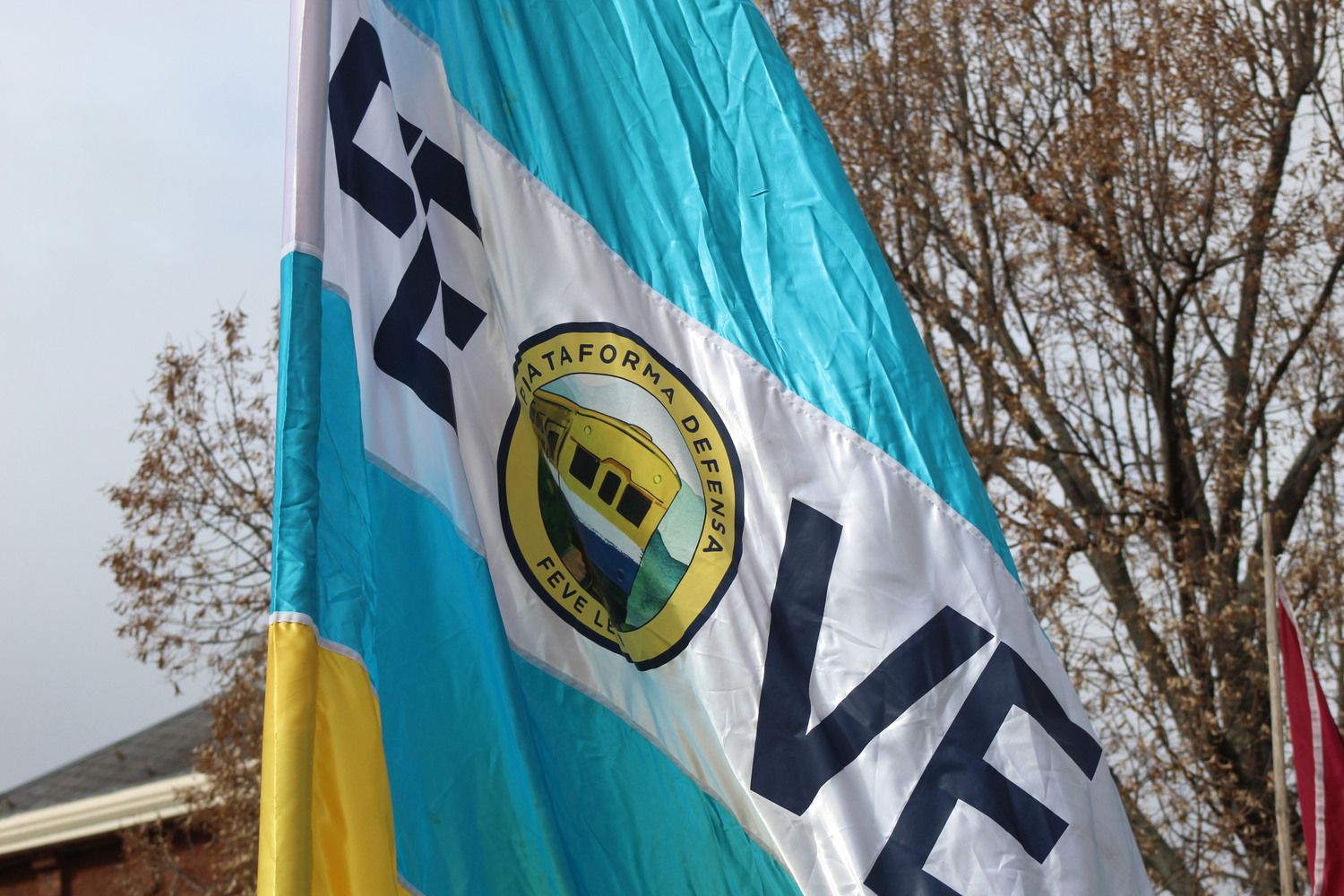 Más de 6.500 personas claman contra el enterramiento de las vías de FEVE en León | José Martín Más de 6.500 personas claman contra el enterramiento de las vías de FEVE en León | José Martín