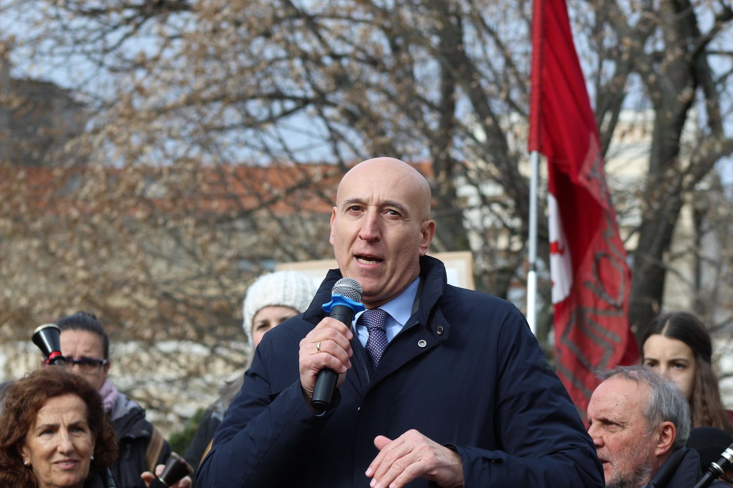 Más de 6.500 personas claman contra el enterramiento de las vías de FEVE en León | José Martín