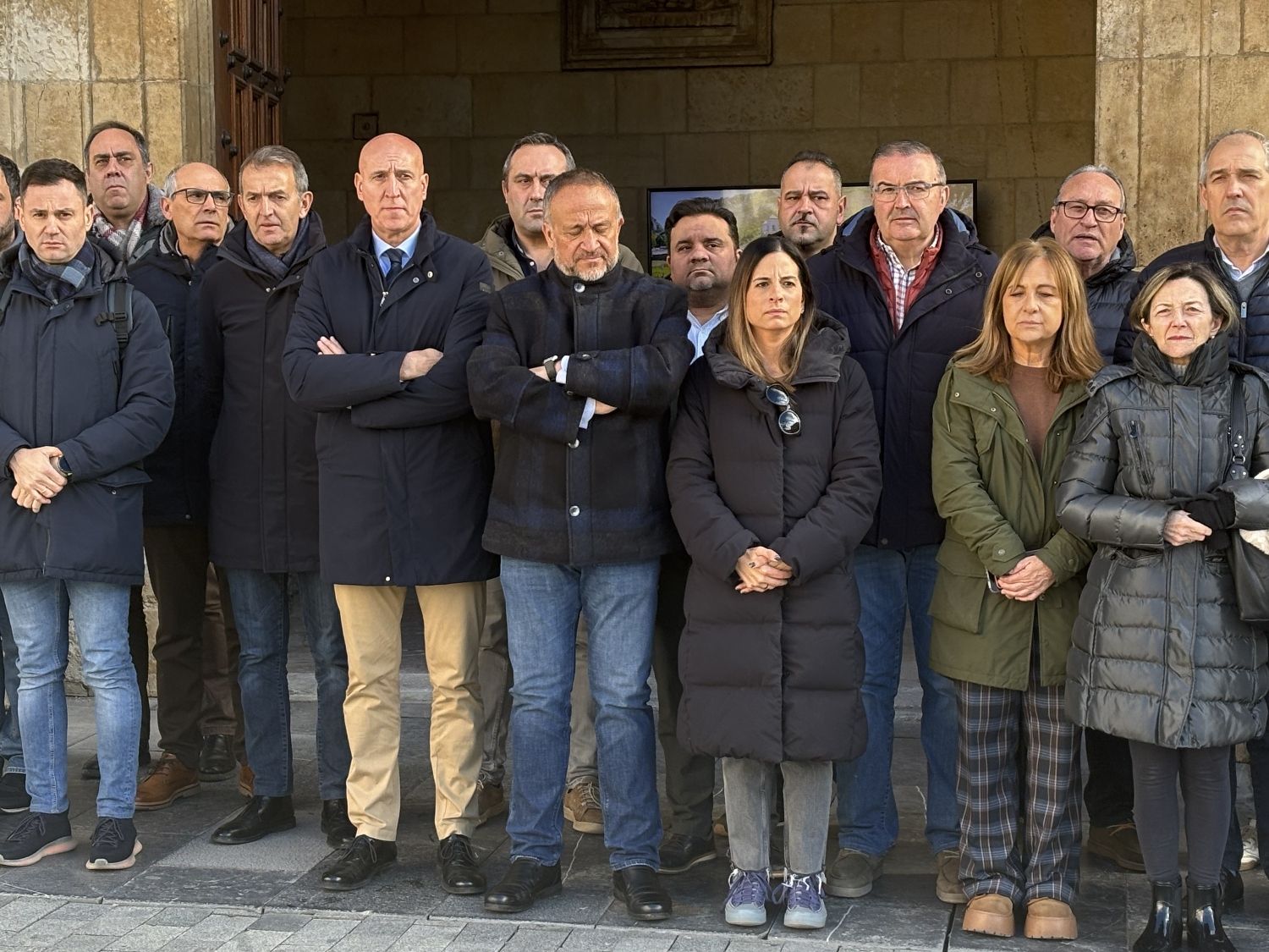 Minuto de silencio a los pies de la Diputación de León