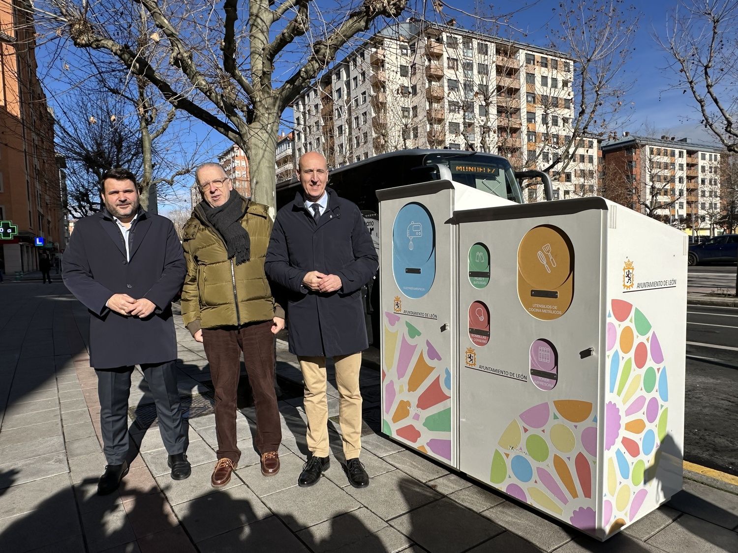 León estrena su primer punto limpio de proximidad en la avenida de Los Reyes Leoneses