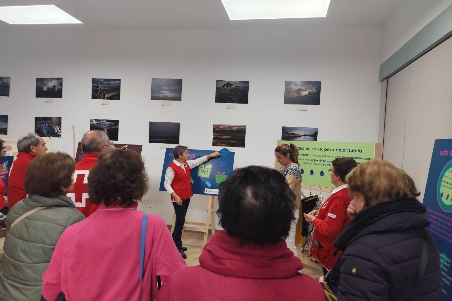 Cruz Roja inaugura en Sahagún la exposición interactiva 'Mucha Tela… hilando un futuro sostenible’