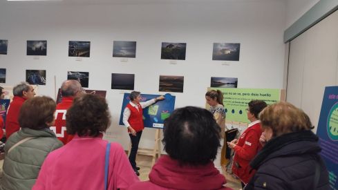 Cruz Roja inaugura en Sahagún la exposición interactiva 'Mucha Tela… hilando un futuro sostenible’