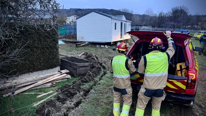 Fallece un hombre tras caerle encima una casa móvil en Villanueva del Árbol (León) | Bomberos de León 
