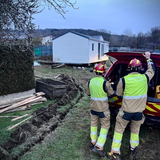 Fallece un hombre tras caerle encima una casa móvil en Villanueva del Árbol (León) | Bomberos de León 