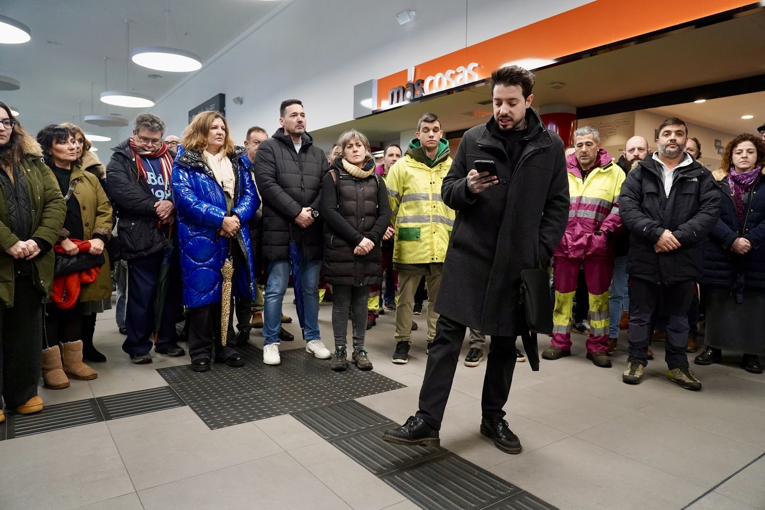 Los comités provinciales de RENFE y ADIF de León, guardan un minuto de silencio en solidaridad con las víctimas de los accidentes ferroviarios | Campillo / ICAL