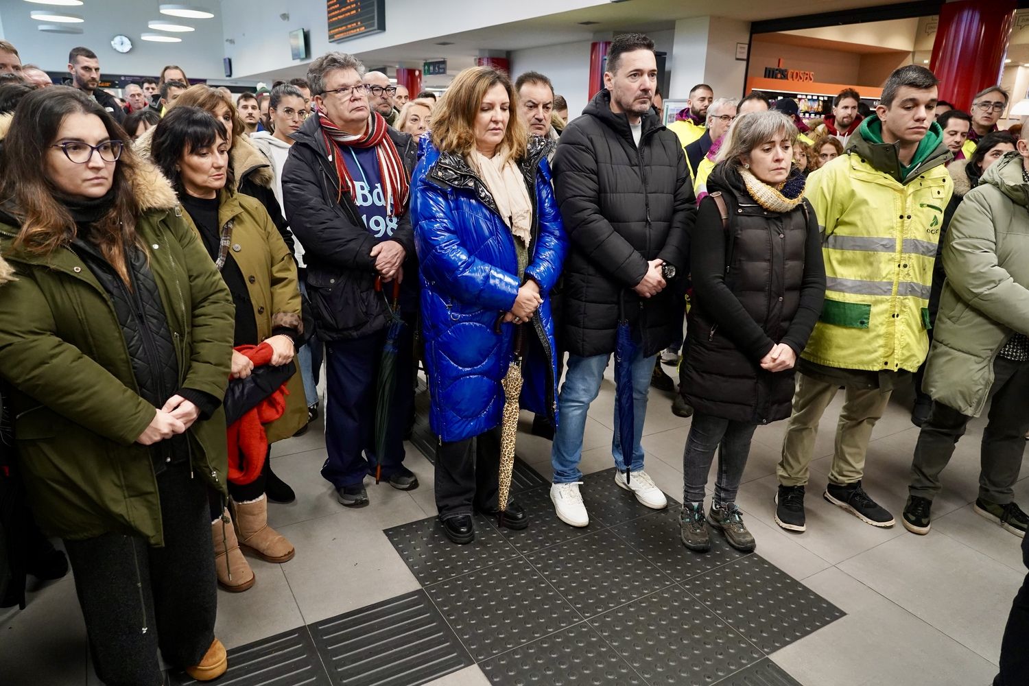 Los comités provinciales de RENFE y ADIF de León, guardan un minuto de silencio en solidaridad con las víctimas de los accidentes ferroviarios | Campillo / ICAL
