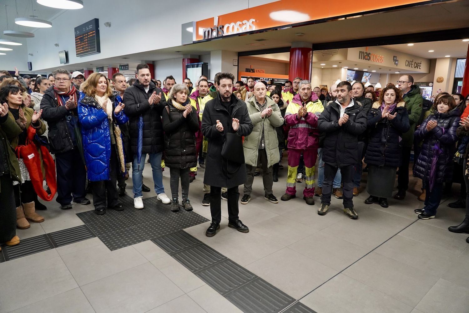 Los comités provinciales de RENFE y ADIF de León, guardan un minuto de silencio en solidaridad con las víctimas de los accidentes ferroviarios | Campillo / ICAL