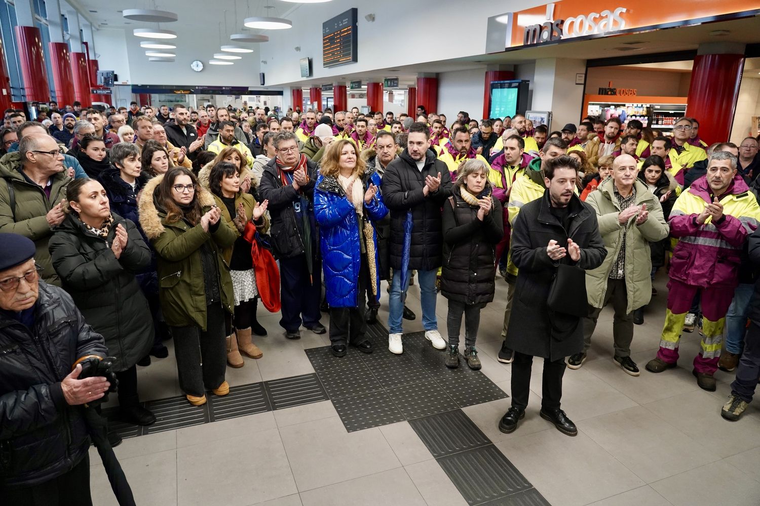 Condolencias tras la tragedia ferroviaria: Trabajadores de Adif y Renfe en León transmiten su pesar a las víctimas de Córdoba y Barcelona | Campillo / ICAL