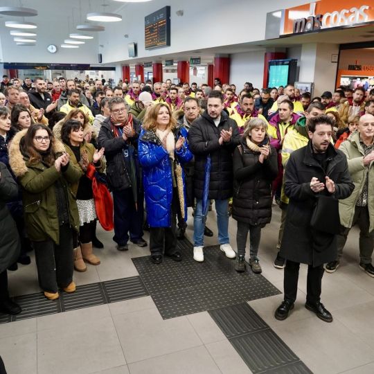 Condolencias tras la tragedia ferroviaria: Trabajadores de Adif y Renfe en León transmiten su pesar a las víctimas de Córdoba y Barcelona | Campillo / ICAL