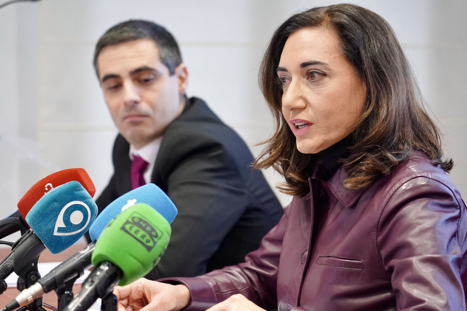 La secretaria general de UPL, Alicia Gallego, el vicesecretario general, Luis Mariano Santos, y el presidente, Carlos J. Salgado, valoran la legislatura que acaba de concluir en las Cortes de Castilla y León | Campillo / ICAL