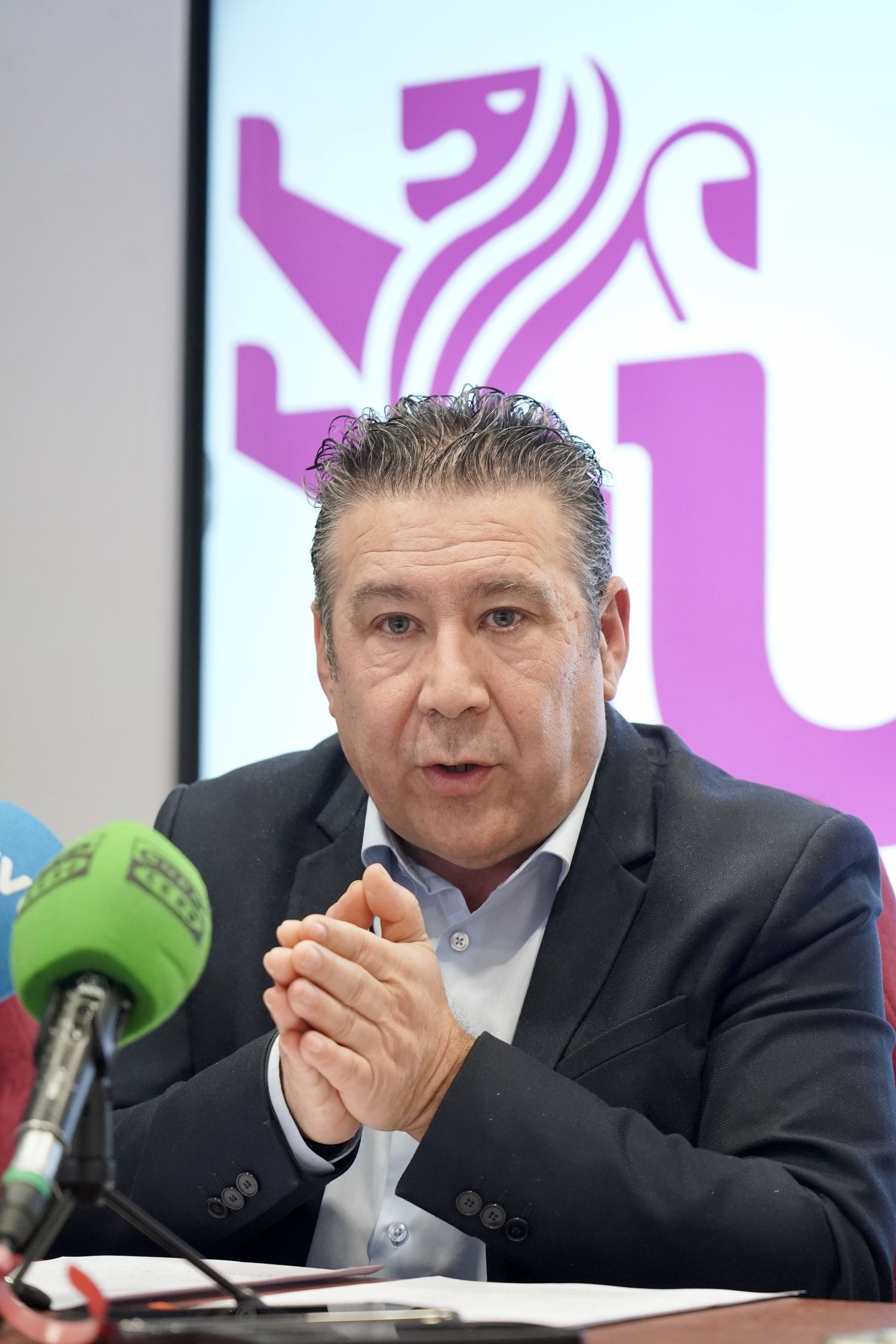 La secretaria general de Unión del Pueblo Leonés, Alicia Gallego, el vicesecretario general, Luis Mariano Santos, y el presidente, Carlos J. Salgado, valoran la legislatura que acaba de concluir en las Cortes de Castilla y León | Campillo / ICAL