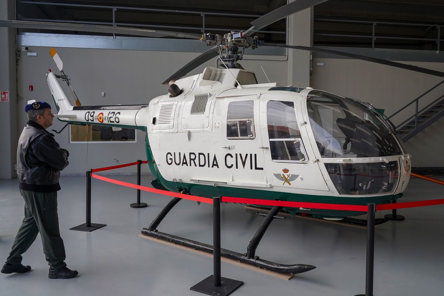 La rectora de la ULE, Nuria González, y el teniente coronel accidental de la Comandancia de León, César Sánchez, presentan el helicóptero que la Guardia Civil ha cedido a la institución académica | Campillo / ICAL