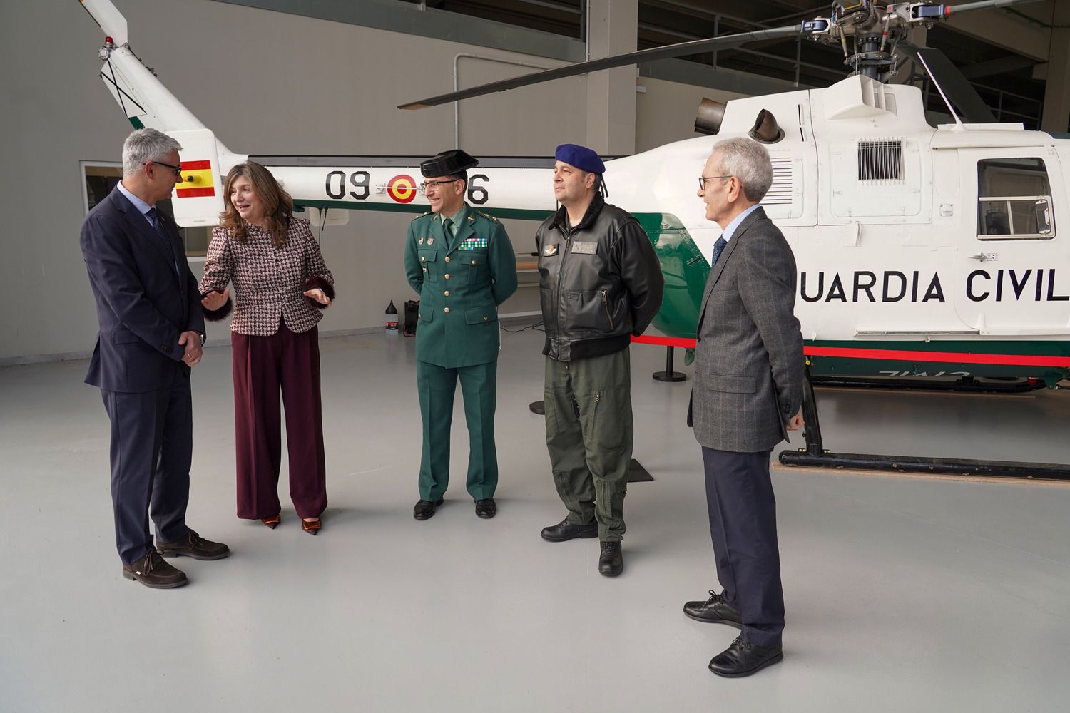 La rectora de la ULE, Nuria González, y el teniente coronel accidental de la Comandancia de León, César Sánchez, presentan el helicóptero que la Guardia Civil ha cedido a la institución académica | Campillo / ICAL