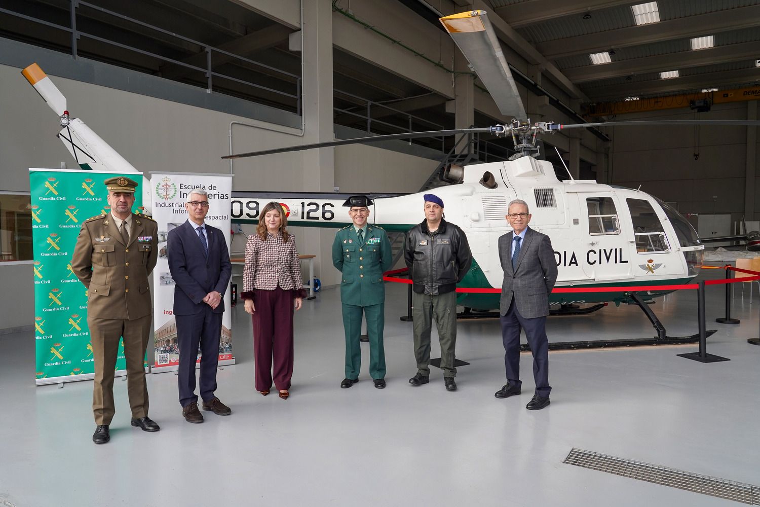 La rectora de la ULE, Nuria González, y el teniente coronel accidental de la Comandancia de León, César Sánchez, presentan el helicóptero que la Guardia Civil ha cedido a la institución académica | Campillo / ICAL