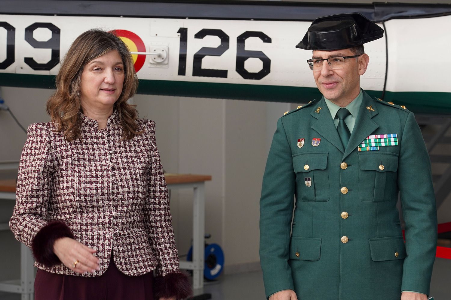 La rectora de la ULE, Nuria González, y el teniente coronel accidental de la Comandancia de León, César Sánchez, presentan el helicóptero que la Guardia Civil ha cedido a la institución académica | Campillo / ICAL