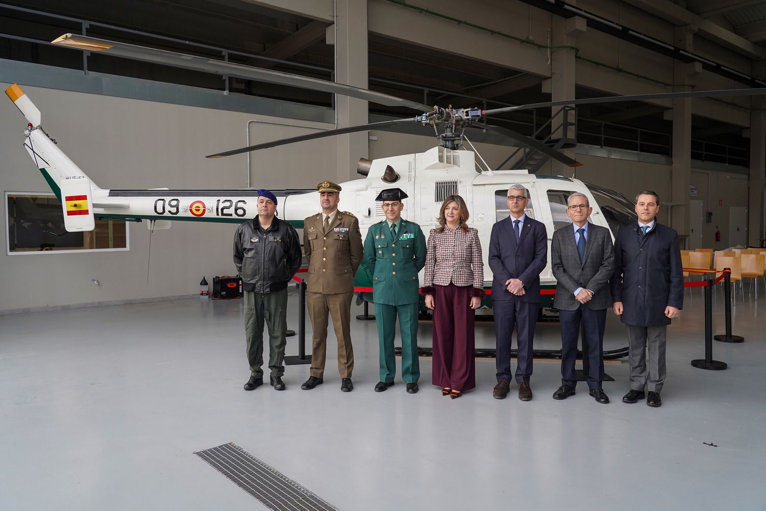 La rectora de la ULE, Nuria González, y el teniente coronel accidental de la Comandancia de León, César Sánchez, presentan el helicóptero que la Guardia Civil ha cedido a la institución académica | Campillo / ICAL