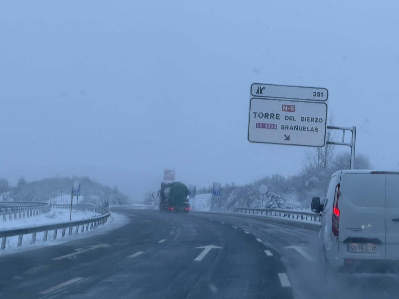 La A 6 con nieve a su paso por el Manzanal este miércoles (6)