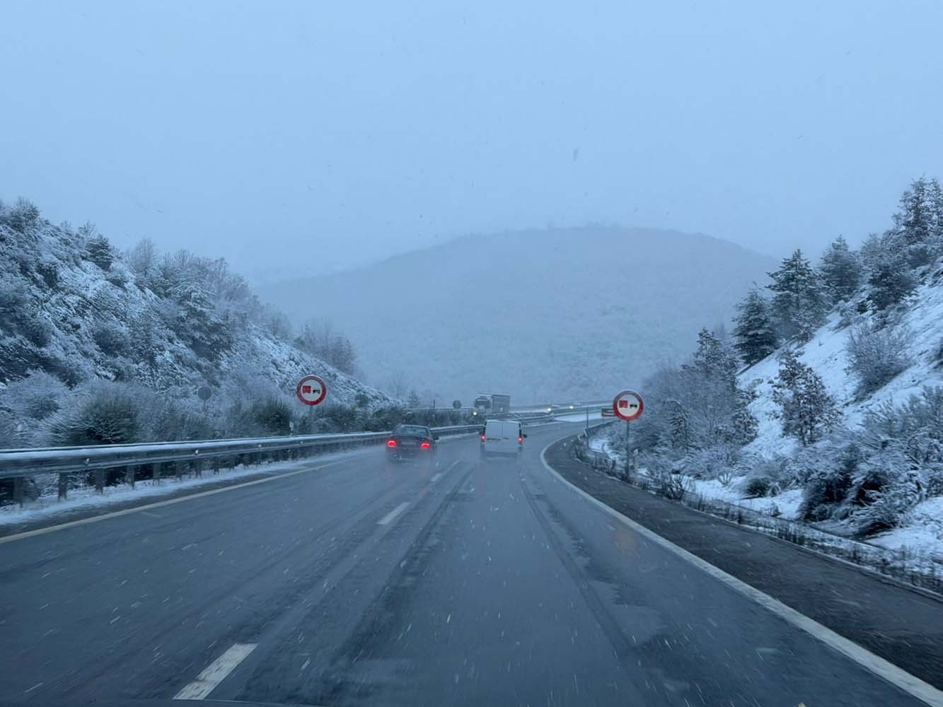 La A 6 con nieve a su paso por el Manzanal este miércoles (5)
