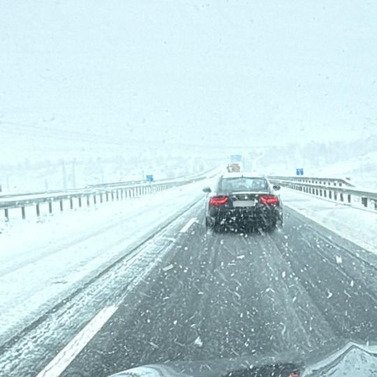La nieve causa cuatro accidentes de madrugada en uno de los accesos a León La nieve causa cuatro accidentes de madrugada en uno de los accesos a León