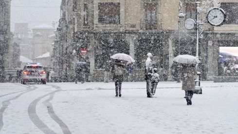 León se vuelve a vestir de blanco con la borrasca Kristin | Campillo / ICAL