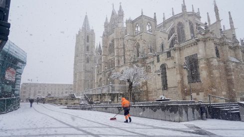 León se vuelve a vestir de blanco con la borrasca Kristin | Campillo / ICAL