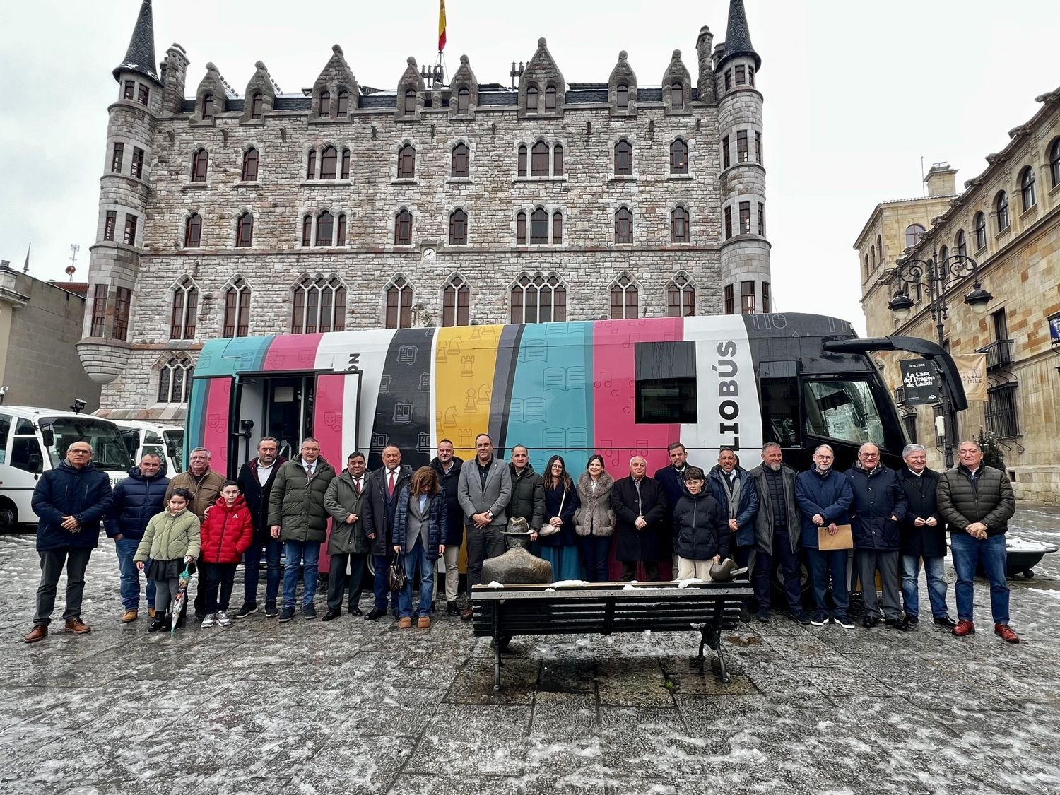 Los seis bibliobuses de la Diputación de León llevaron la cultura a 401 pueblos del medio rural | Campillo / ICAL