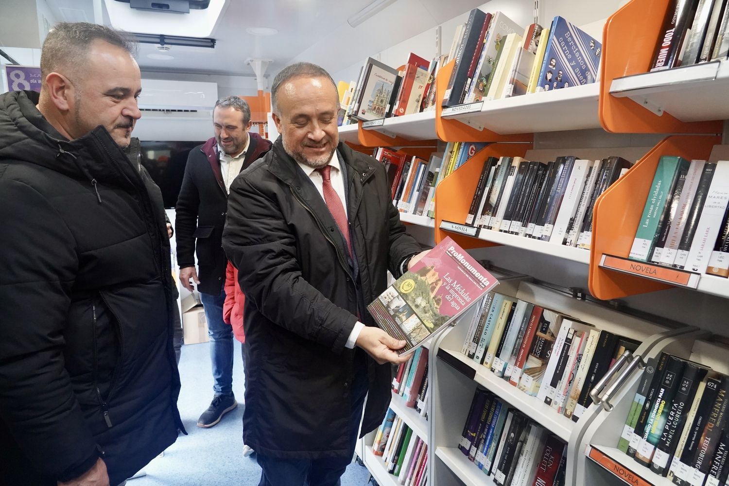  La Diputación de León celebra el Día del Bibliobús | Campillo / ICAL