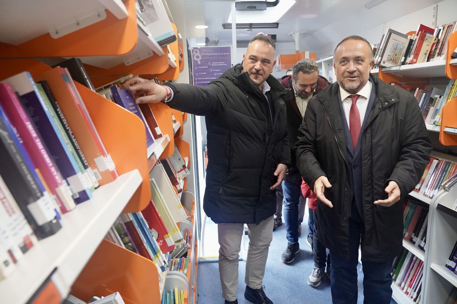  La Diputación de León celebra el Día del Bibliobús | Campillo / ICAL