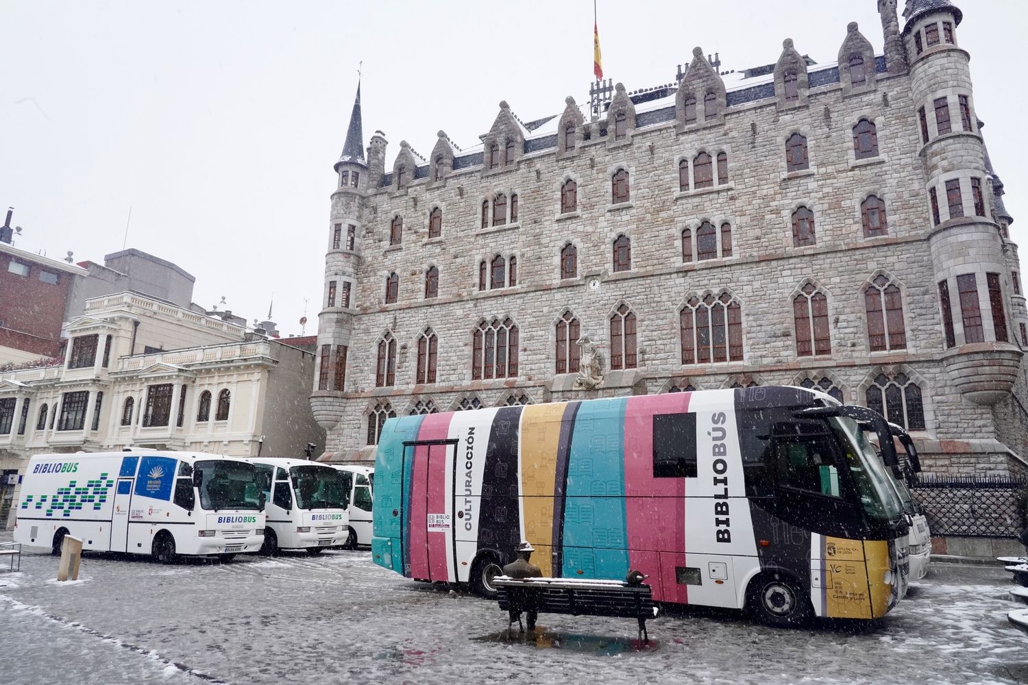  La Diputación de León celebra el Día del Bibliobús | Campillo / ICAL